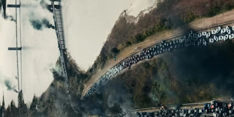 Highways piled up with cars in Leave the World Behind