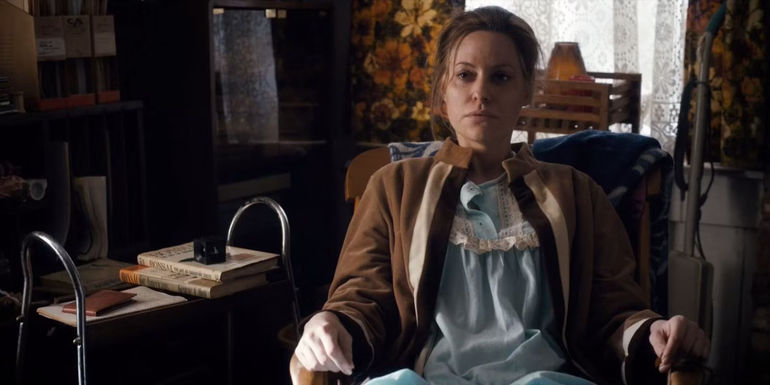 Terry Ives (Aimee Mullins) in Stranger Things.