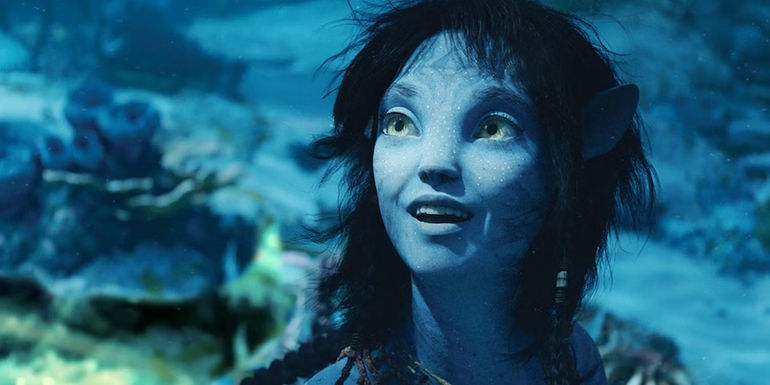 Kiri swimming in the ocean in Avatar The Way of Water