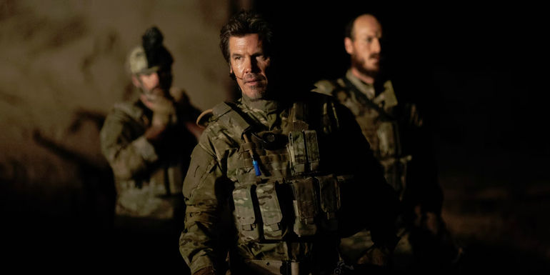 Matt (Josh Brolin) leading soldiers in Sicario