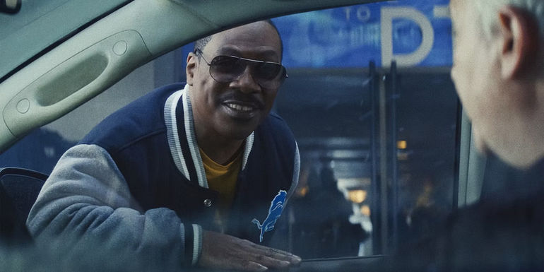 Eddie Murphy as Axel Foley speaking with Paul Reiser as Jeffrey in Beverly Hills Cop: Axel F