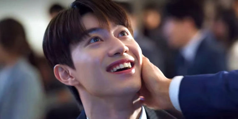 Jang Han-seo smiles up at someone in Vincenzo.