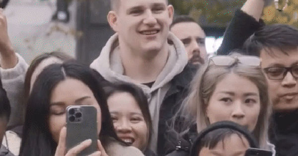 Ca sĩ Việt diễu hành cùng nón lá trên con phố châu Âu