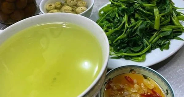 Có nên uống nước canh ấm thay nước lọc?
