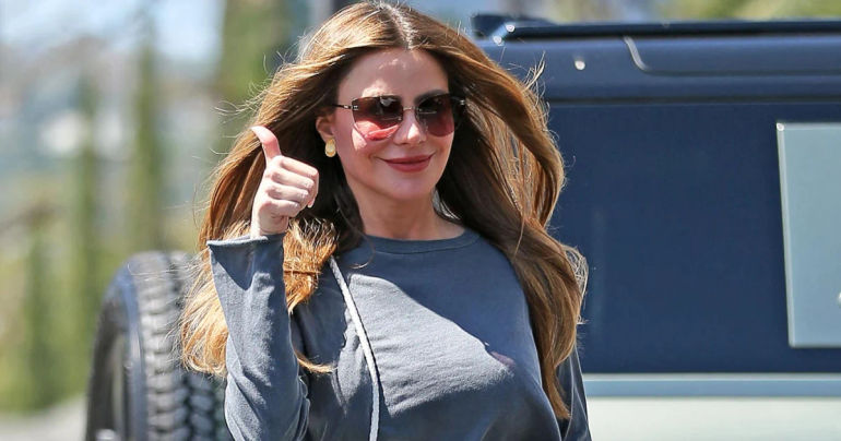 Sofia Vergara Makes a Bold Statement with Wedding Ring Removal and Poses for Cameras: Captivating Photos