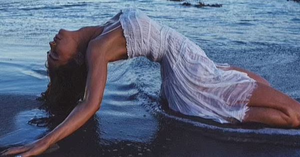 Megan Fox - Những bức ảnh quyến rũ bất tận trên bãi cát