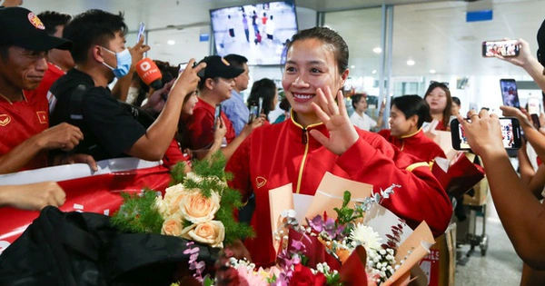 Các CĐV phấn khích đón chào tuyển nữ trở về sau trận World Cup 2023 và hô vang từ ngữ Việt Nam