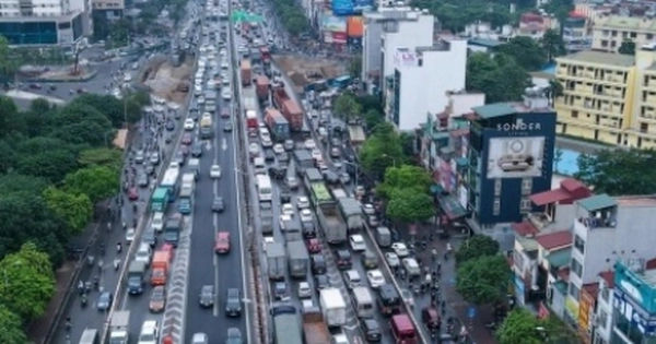 Tắc đường kinh hoàng ở Hà Nội khiến nhiều người bán nhà ven đô cầu cứu