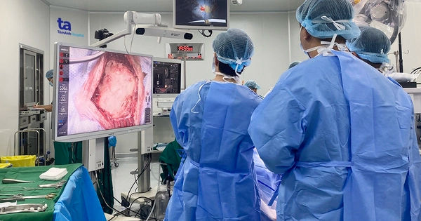 Bệnh nhân trình diễn tiếng hát vui mừng trong cuộc phẫu thuật não bằng robot AI