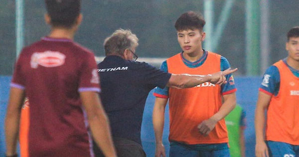 Dấu ấn của HLV Troussier khi ứng biến bằng tay, mang đến trận đấu khó quên cho đội tuyển Việt Nam