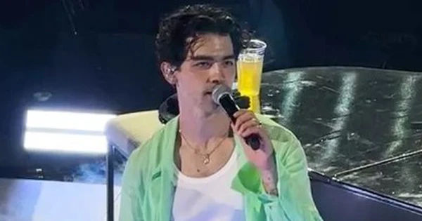 Joe Jonas khẳng định đeo nhẫn cưới dù tin đồn ly hôn