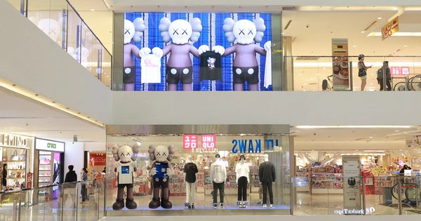 Kaws x Uniqlo: Sự kiện ra mắt BST gây sốt, hàng nghìn người chờ đợi, website gục ngay sau giờ mở bán