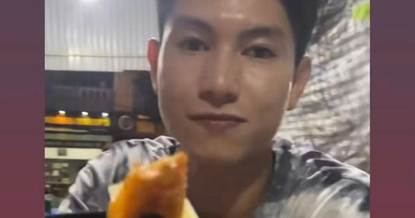 Cựu tiền vệ ĐT Việt Nam gây sốt khi chia sẻ cảnh tượng tình tứ giữa bữa ăn với bạn gái