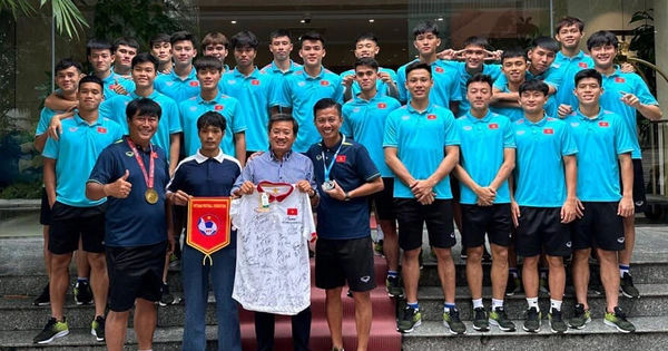 U23 Việt Nam: Gặp gỡ người hùng cứu 10 người trong vụ cháy ở Hà Nội - Hành động từ thiện đầy cảm hứng