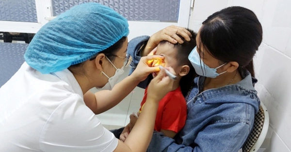 Biến chứng đau mắt đỏ: Bí quyết xông lá, đắp lá an toàn cho trẻ