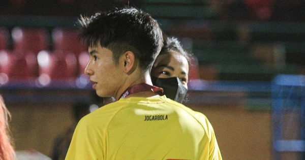 Tiền vệ tuyển Việt Nam tình tứ trên sân: Hành động gắn kết khiến fan thán phục!