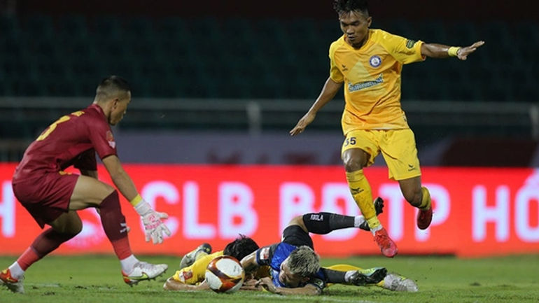 Kỷ lục! Đội hình CLB TPHCM xuất sắc giành thắng lợi, 2 cầu thủ bị nhập viện!