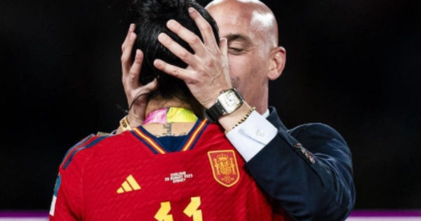 Cựu Chủ tịch LĐBĐ Tây Ban Nha bị FIFA phạt nặng vì quấy rối nữ cầu thủ