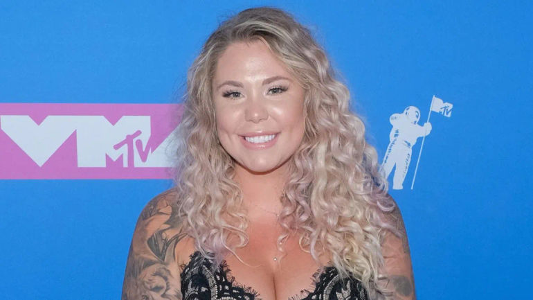 Pregnant Kailyn Lowry Sees Clues Indicating the Arrival of Twin Girls