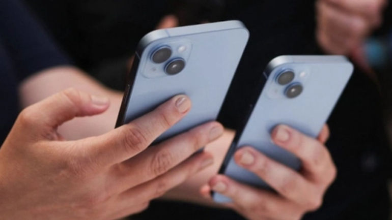 Người dùng iPhone và Android: Ai ưa thích mua điện thoại trả góp hơn?