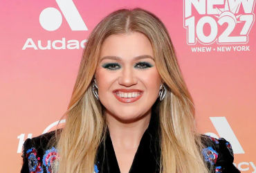 Taylor Swift Shows Her Kindness with a Thoughtful Flower Delivery to Kelly Clarkson Following '1989 (Taylor's Version)' Release