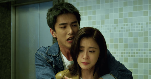 Cặp đôi hấp dẫn từ chênh lệch tuổi tác, nhan sắc của người phụ nữ thoáng chút sứt mẻ dù có sự 'bao che' từ ekip