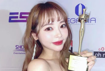 Nữ diễn viên phim 18+ nhận giải khiến khán giả phẫn nộ