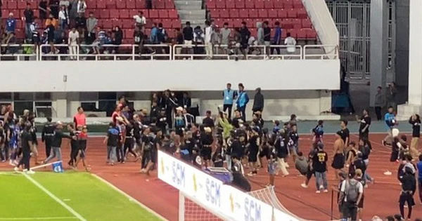 Bạo loạn trên sân cỏ tiếp tục nổ ra ở Indonesia