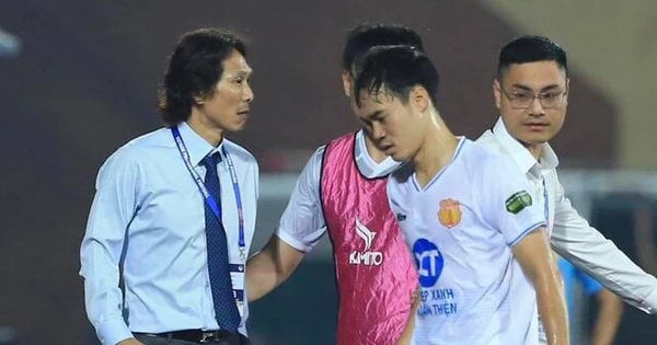 HLV Gong Oh-kyun bị cầu thủ Nam Định tấn công trên sân