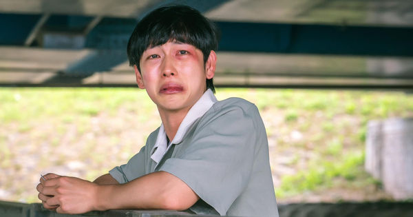 Nam thần Hàn khiến dư luận ngỡ ngàng với diện mạo và cử chỉ đầy ấn tượng