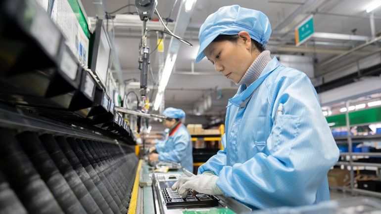 Chinese Business Analysts' Growing Absence on Social Media Raises Concerns