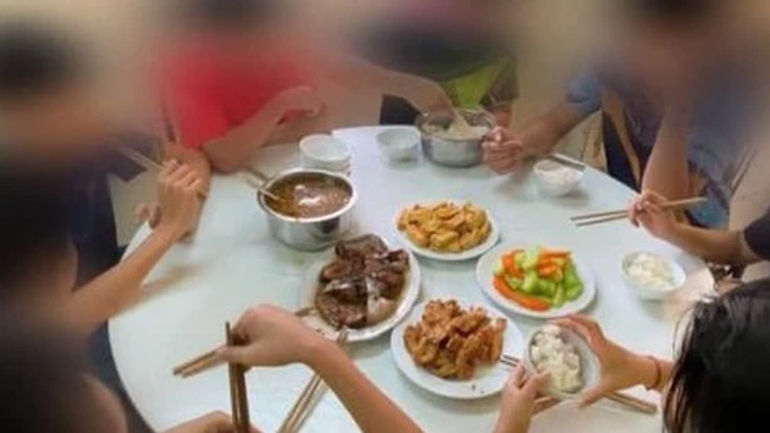 Lừa dối trong bữa ăn tuyển bóng bàn: Sự chỉ trích 1 trưởng phòng, 2 chuyên viên