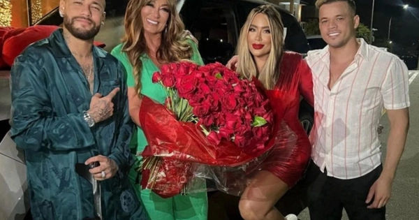 Mẹ Neymar nhận siêu xe từ con trai trong dịp Giáng sinh, gây chú ý khi chụp với 'con dâu hụt'