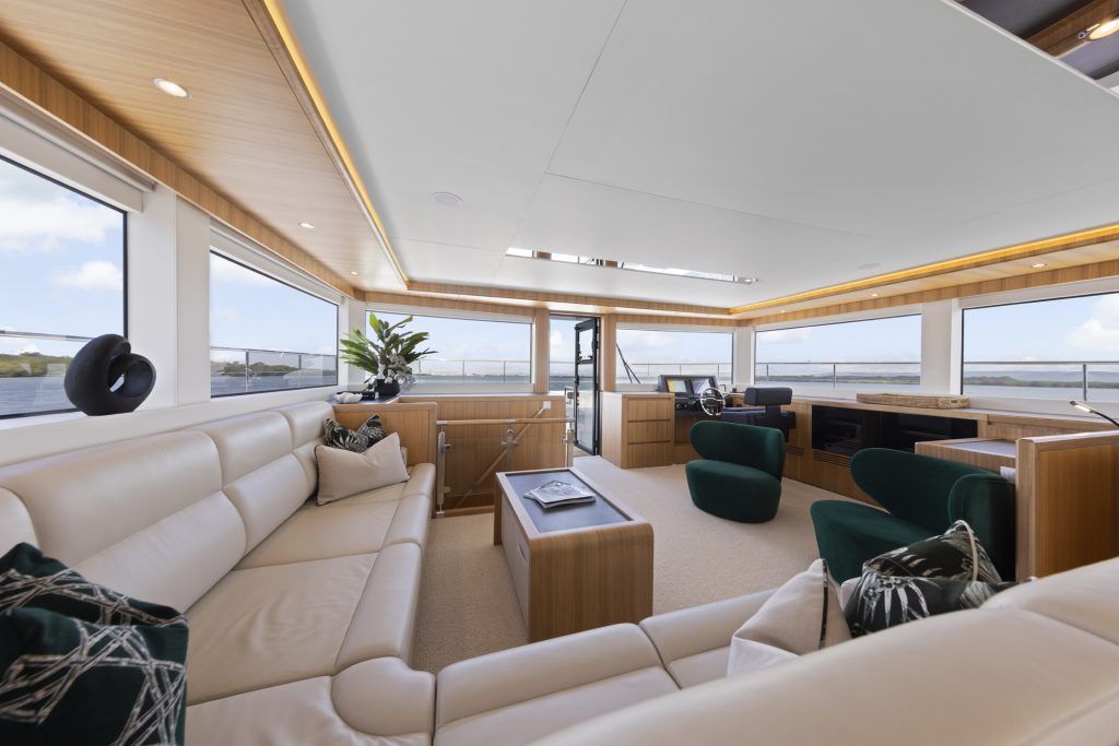 power catamaran salon