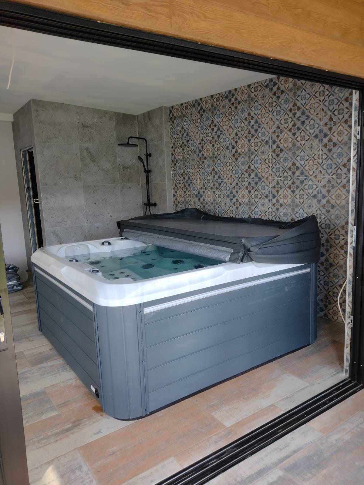 realizacja projektu jakkuzi lub saun ispasauna