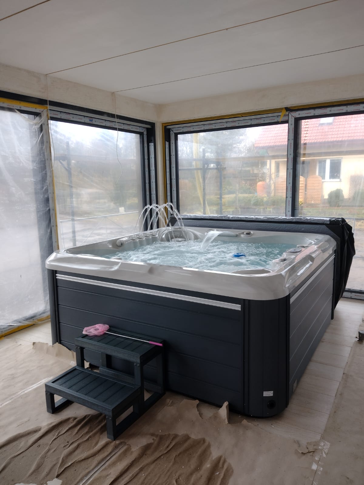 realizacja projektu jakkuzi lub saun ispasauna