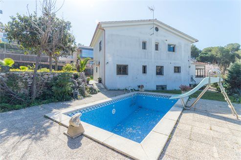 Особняк в Ллорет-де-Маре 375 м2 №VL236148D6E1  - Продажа