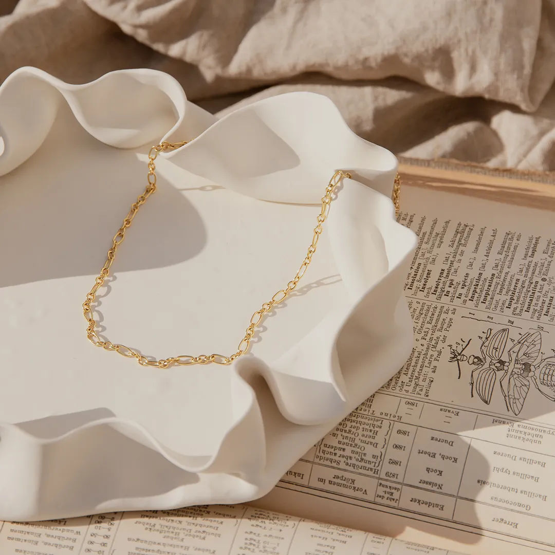 Goldene smygge Kette auf einer Schmuckschale