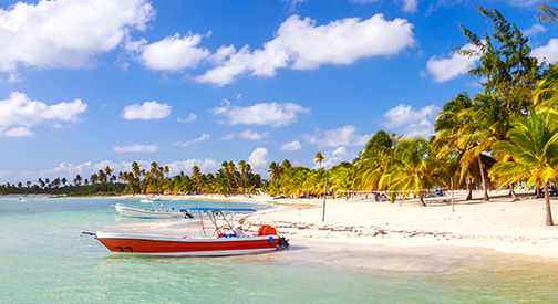 Vista destacada de un complejo turístico en Punta Cana, resaltando sus modernas instalaciones, áreas de esparcimiento y el ambiente acogedor ideal para el descanso de los visitantes.