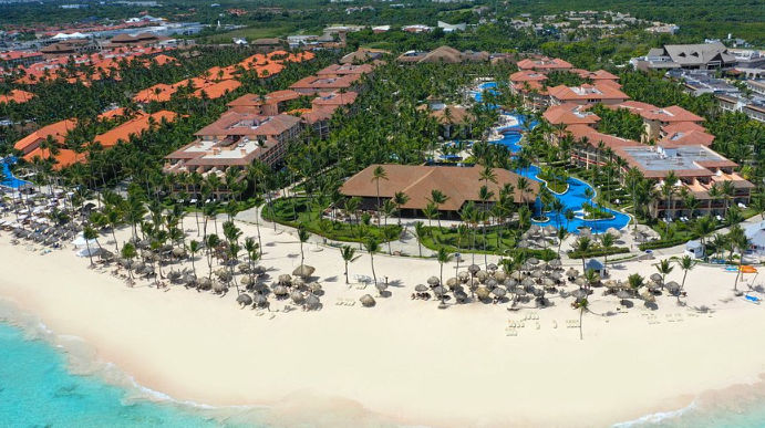 Vista exterior de las suites del Majestic Colonial Punta Cana, mostrando habitaciones en planta baja con albercas privadas y acceso a jardines, y balcones en el nivel superior.