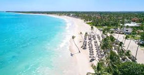 "Playa paradisíaca de aguas turquesas y arena blanca en el Caribe."