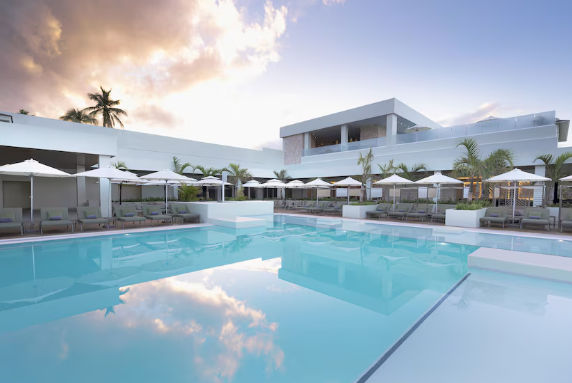 [Inserta aquí el texto descriptivo SEO, ej. Vista de las instalaciones del resort]