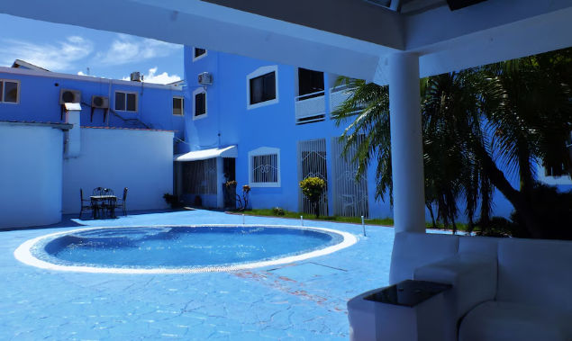Fachada del Hotel Maracas Punta Cana con piscina