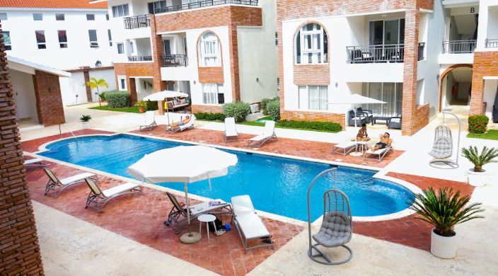 central area of ​​the pool of a residential or tourist complex, distinguished by a warm and relaxing aesthetic.