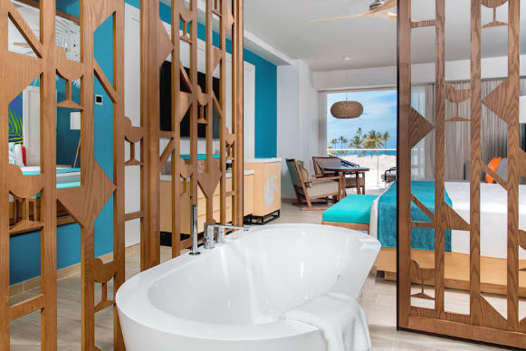 Entrada del hotel Margaritaville Island Reserve con una gran escultura de una sandalia de playa azul brillante en primer plano.