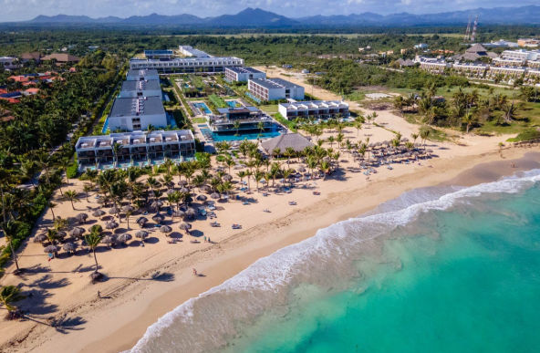 Vista de un resort moderno con suites que cuentan con albercas privadas tipo plunge pool, terrazas y acceso directo a jardín, ubicado en una zona tropical cerca de la playa.
