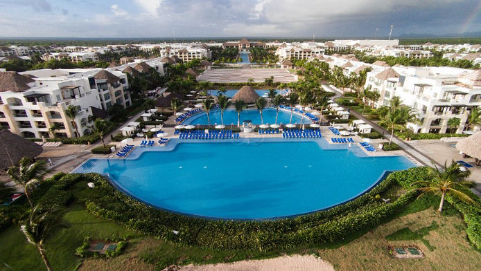 Vista espectacular del Hard Rock Hotel Punta Cana, resaltando sus modernas instalaciones, piscinas infinitas y el lujo que caracteriza a este resort frente a las playas caribeñas.