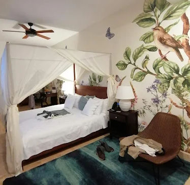 Vista de las instalaciones, lobby o área destacada de un complejo hotelero en Punta Cana, enfocada en la elegancia y la comodidad que ofrecen los alojamientos de primer nivel.