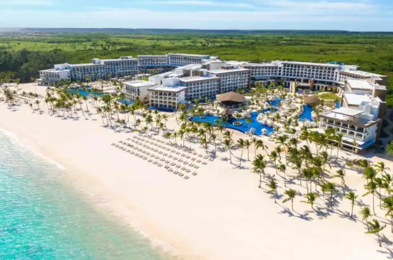 Vista de un resort todo incluido en Punta Cana, resaltando las instalaciones de lujo, el entorno tropical y la experiencia de descanso frente al mar.