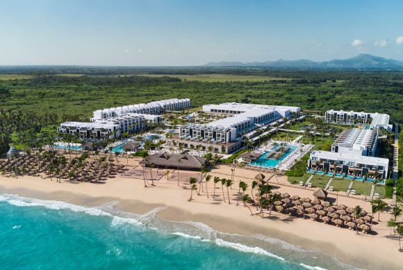 Instalaciones del Aeropuerto Internacional de Punta Cana (PUJ), destacando su diseño característico con techos de palma y su eficiente recepción a los visitantes que llegan al Caribe.